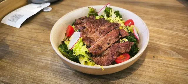 香烤薄牛扒藜麥沙律