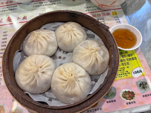 上次食過湯拉麵同埋炒拉麵就好食啲,今次個小籠包都係新鮮製作,品嚐大大個可惜味道就差少少,因為啲皮比較厚,但係小店嚟講算係整得唔錯,座位比較迫一兩個人比較適合