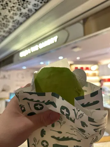 Pistachio  pineapple  bun
