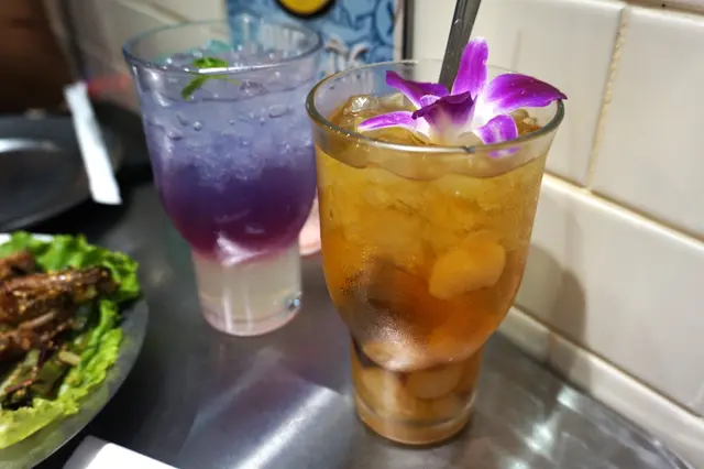 泰式蝶豆花梳打特飲加青檸、泰式龍眼冰