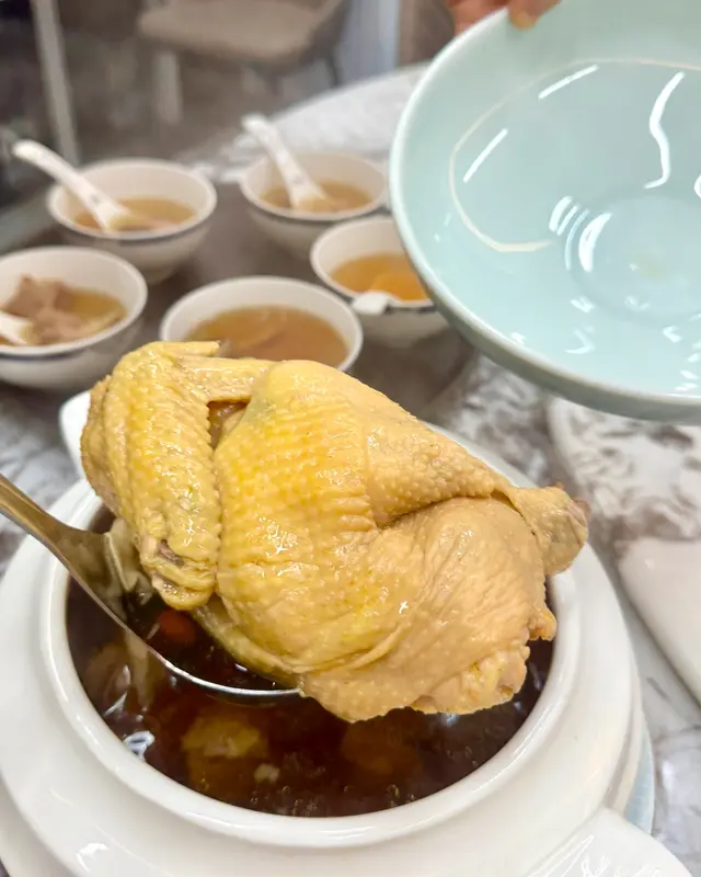 黑蒜松茸燉雞湯