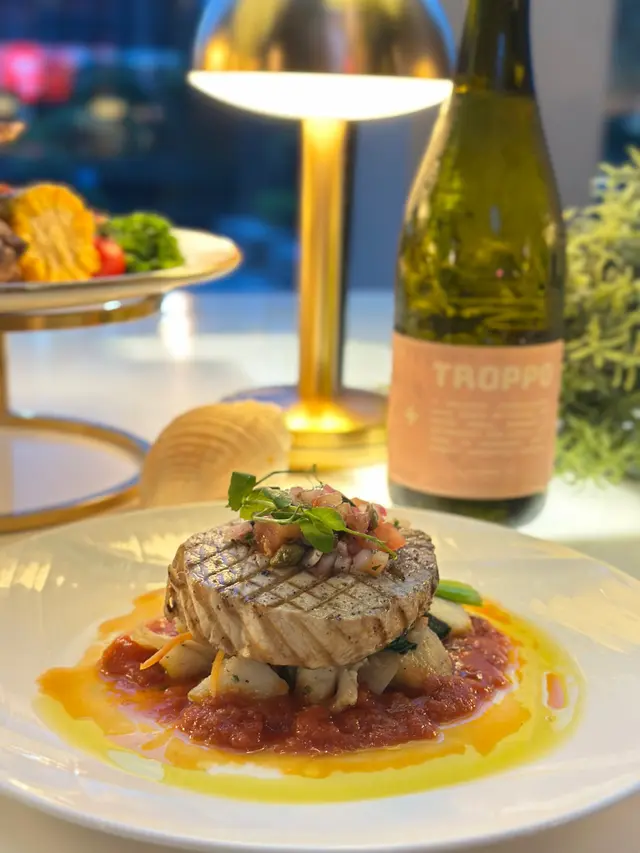 同前菜一樣有少少地中海風情嘅配搭
西西里風味嘅酸甜完美突顯到吞拿魚嘅鮮美
印象中第一次食烤吞拿魚扒，比起刺身更加啖啖肉！