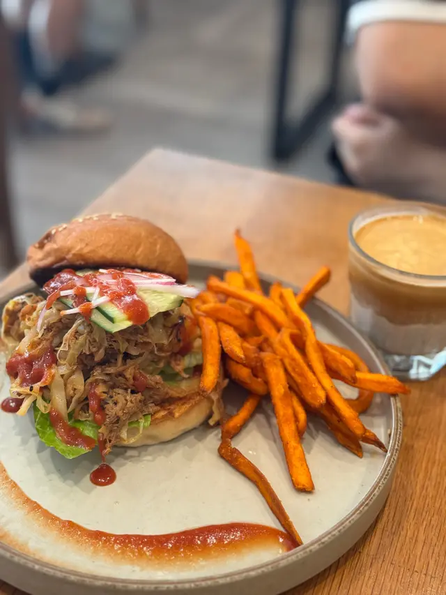 手撕豬肉Burger 配蕃薯條