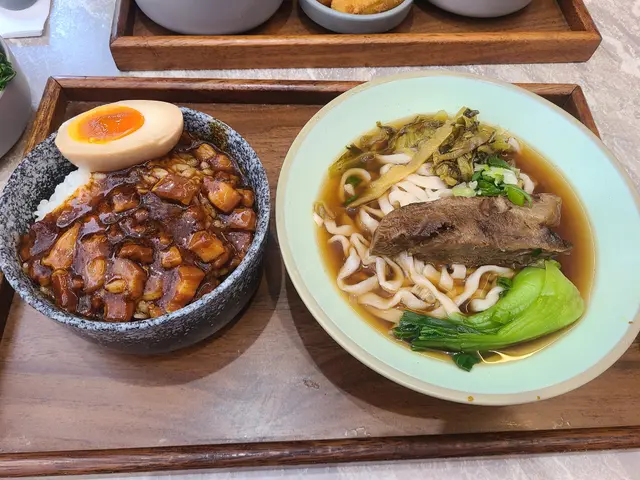 紅燒牛肉麵拼古早滷肉飯