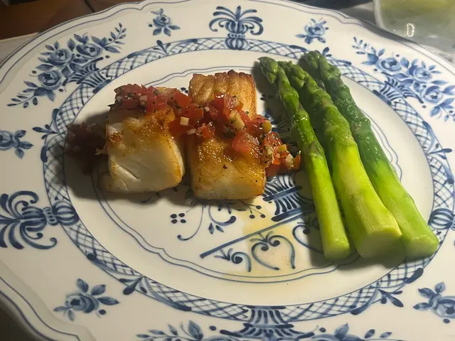 香煎白鱈魚配蘆筍及蕃茄橄欖莎莎醬