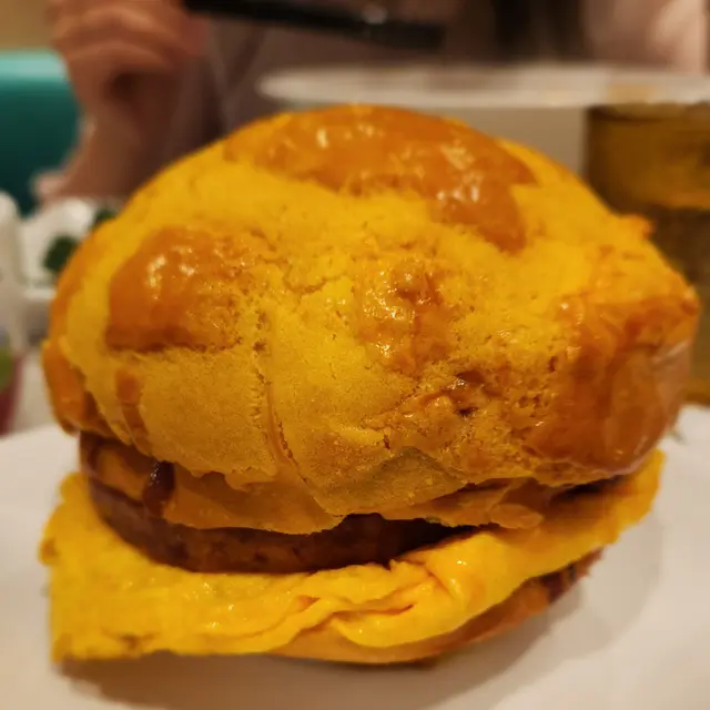 雙拼菠蘿包(炒滑蛋+午餐肉)+熱奶茶