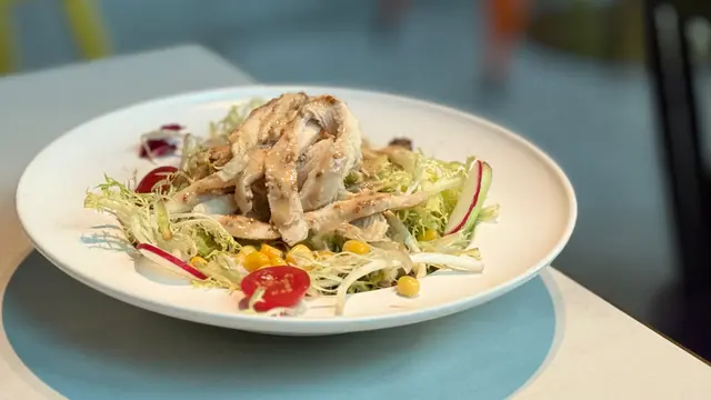 慢煮雞胸胡麻沙律