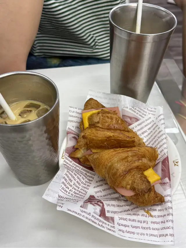 鲜奶咖啡、蜂蜜咖啡、火腿芝士牛角包