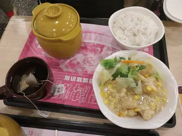 老火湯【鹿茸菌赤小豆煲雞腳】 + 滑蛋粟米魚塊、普洱茶