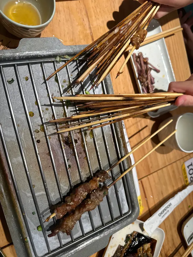1.他们的烧烤非常美味,肉质鲜嫩多汁,烤制 得恰到好处!2.不仅肉类选择丰富,蔬菜也非 常新鲜,让我感受到了健康的烧烤享受。3.服 务态度非常好,员工积极热情,给人餐厅口碑 很好,有口皆碑。食物的味道超赞。餐厅使 用的食材超级棒。湛江生蚝非常新鲜。周边 环境风景好。一种宾至如归的感觉。4.价格实 惠,份量十足,满足了我对美味烧烤的所有期 望。5.氛围很好,烧烤店的环境宽敞明亮,让 人有一种放松的感觉。6.现场烤制的烧烤更加 地道,新鲜,而能品尝到独特的炭烤香味。
