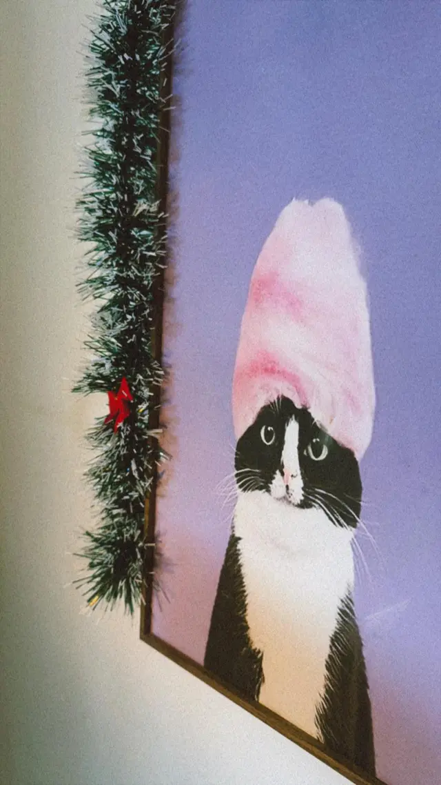 成間鋪都係好可愛嘅畫作🖤🖤￼￼