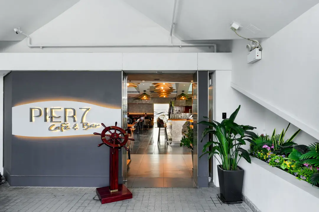 Pier 7 Cafe & Bar