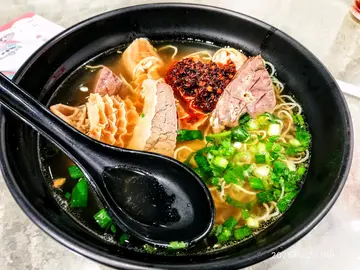 秘製牛雜幼麵加辣椒油
