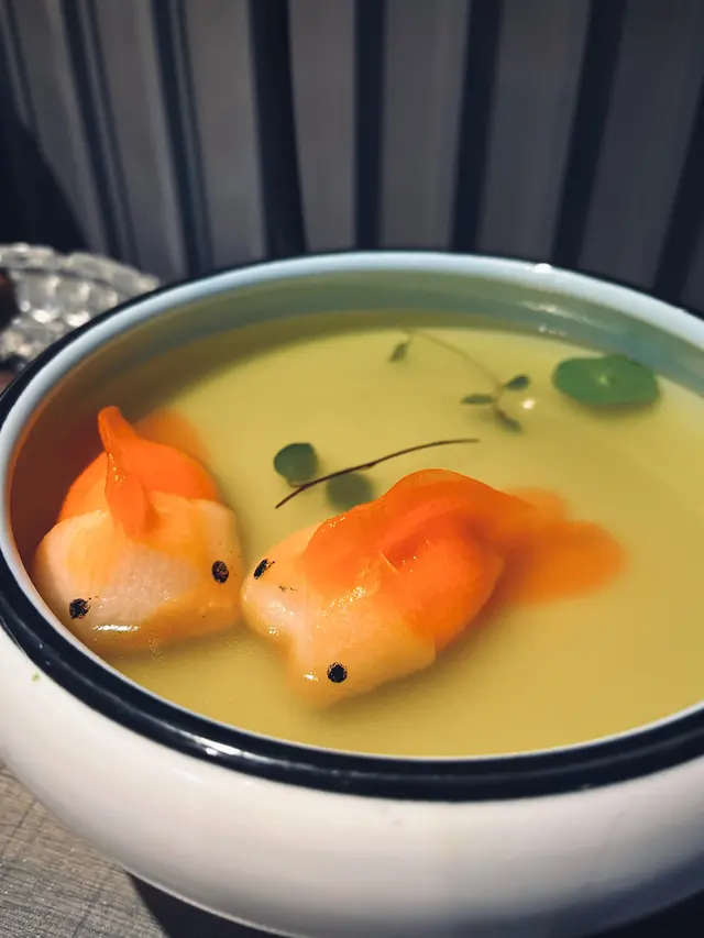 金魚戲水