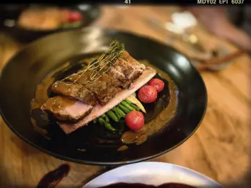 慢煮36小时美国带骨牛小排配玛萨拉牛肉汁