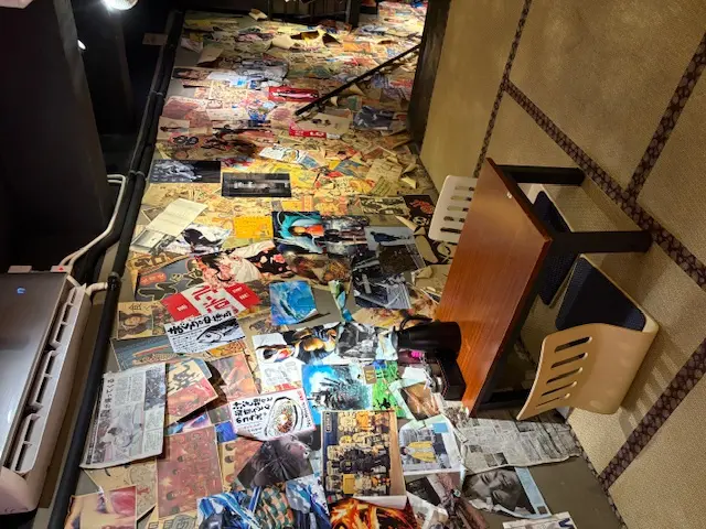 牆上滿是日式海報和圖片