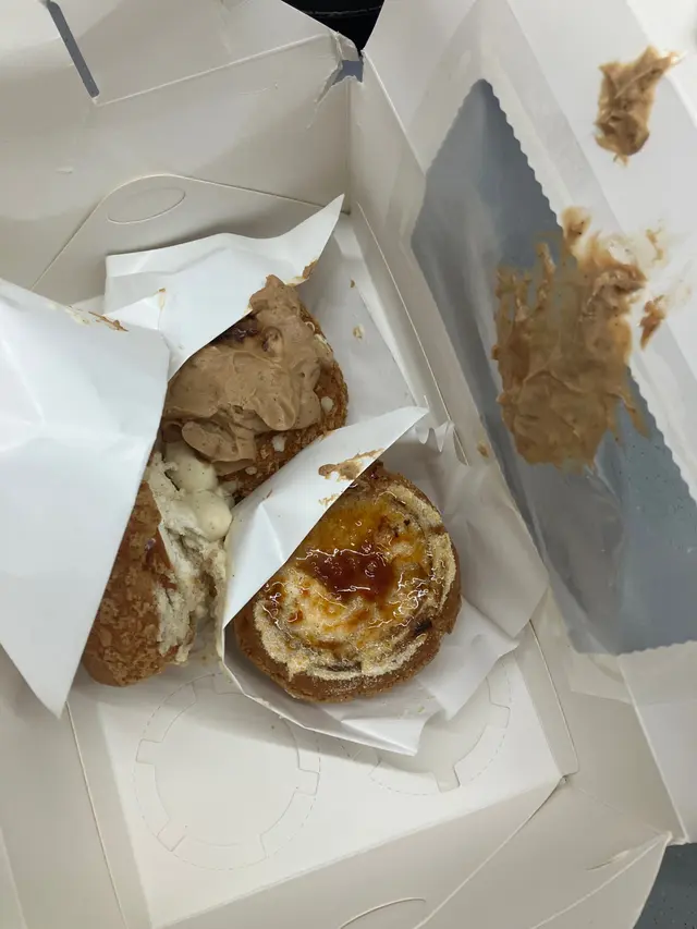 TOFFEE LADY 朱古力伯爵茶
3/10分
-有檸檬味
-朱古力味唔太濃
-只有泡芙皮好食
ULTIMATE VANILLA 法式特濃雲呢拿
8/10分
-雲呢拿濃烈,真材實料
-味道偏甜
-泡芙皮好食
CREME BRULEE 焦糖燉蛋
7.5/10分
-內餡忌廉比較淡
-外脆焦糖非常甜
-味道平衡都不錯
-泡芙皮好食
總結:
泡芙用料不錯,泡芙皮又脆又香,而忌廉都很好食。不過,如果喜歡吃朱古力,又討厭檸檬味的話,TOFFEE LADY 絕對不用考慮。
#泡芙 #puff