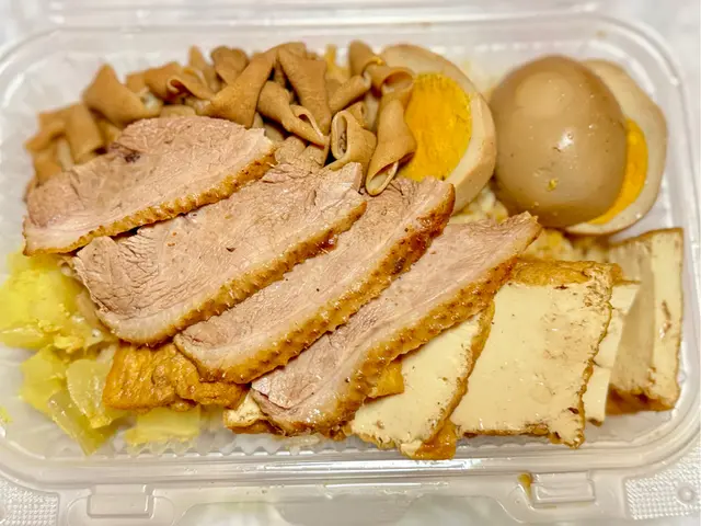 滷水鵝腸飯加鵝片，滷水豆腐，滷水蛋。