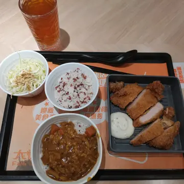 
啖啖肉脆爆豚皇 + 日式咖喱饭 + 胡麻菜丝沙律 + 冻绿茶