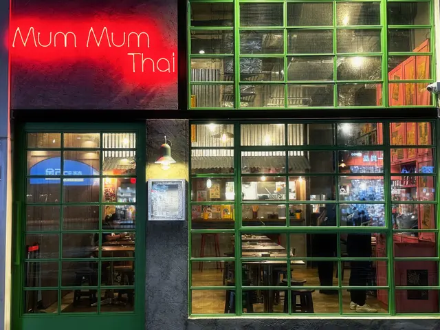 Mum Mum Thai-door-photo