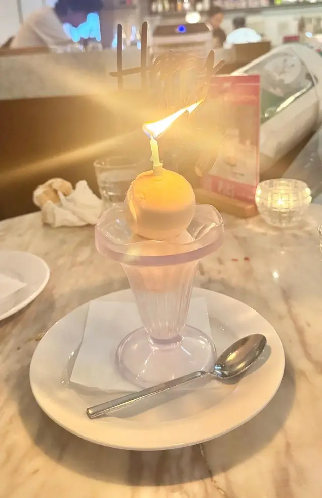 係度做生日都好開心，佢哋有生日驚喜做得唔錯
生日朋友個位會插個牌仔同蠟燭係雪糕出來，在場同事一起唱生日歌。
之後佢哋仲會幫我哋影「即影即有」，連同張生日卡！
好喎心喔！

