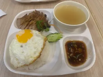 泰式猪颈肉煎蛋饭