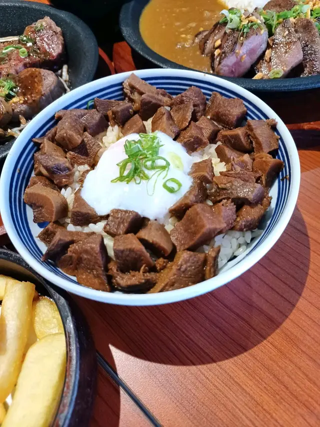 滿溢牛舌筋溫泉蛋丼