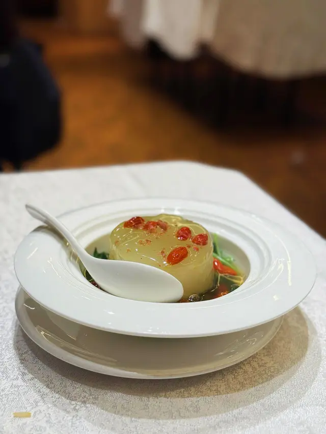 用雲腿鹹香去炆冬瓜,令到冬瓜好入味😌底下仲有豆苗,鍾意食菜嘅必嗌