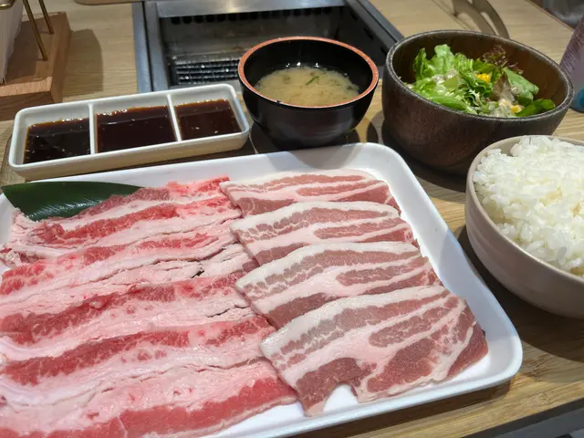 A3  牛五花西班牙黑毛豬五花  （雙重五花大賞）