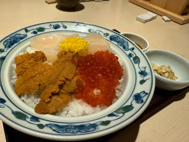 三色魚生飯