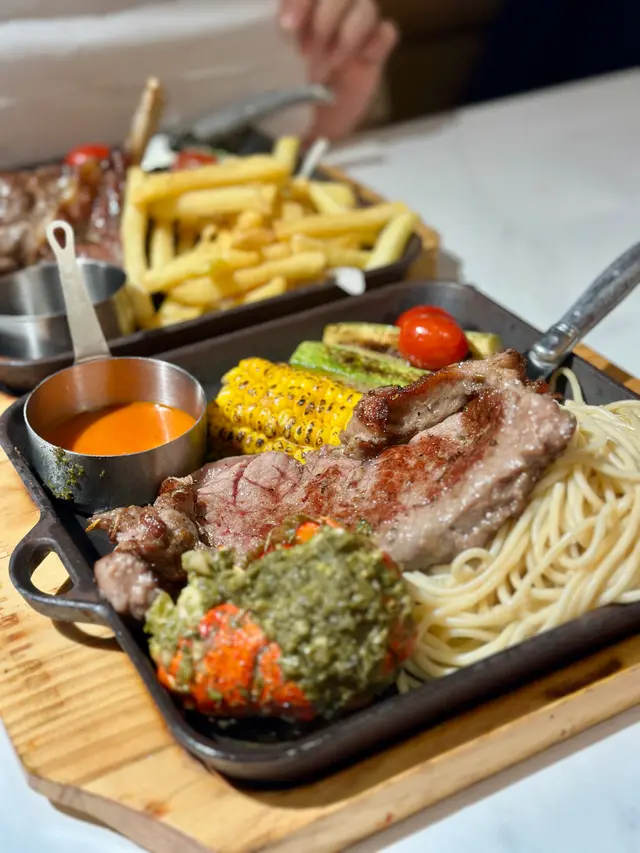 加拿大龍蝦尾拼西冷牛扒