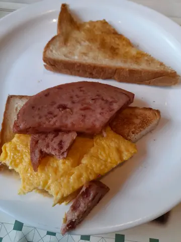 黃金炒蛋餐肉三文治