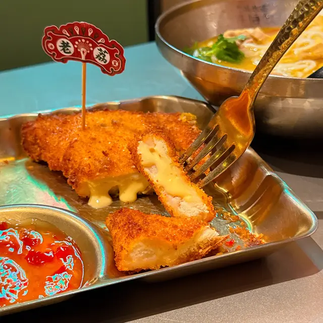 芝心蝦多士配酸辣米線 