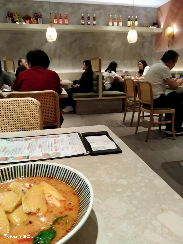 裝修很有東南亞風味,有假樹風扇很有慢活情調,舒適寬敞,本來之前係一個閒情日誌嘆個下午茶不錯地方,可惜隨著疫情過後又大熱天時,多咗人窮逛商場食平嘢,下午茶開始人多嘈吵己不復當時悠閒清淨也少去了