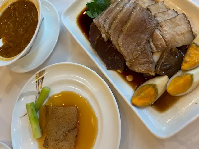 滷水鵝拼盤，鵝肉滷水味道極富層次，香氣撲鼻，而我特別鍾情於滷水豆腐，每一口都爆汁 ，更加滋味！
