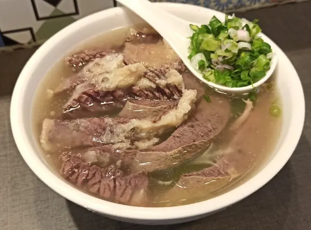 清湯牛腩河粉加牛膀