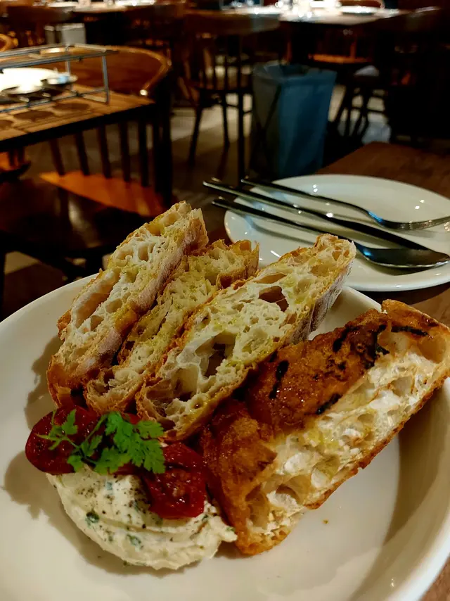 西班牙鬆脆包配香蒜希臘芝士醬