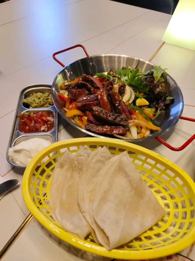 烤得恰到好處，表面有啲焦焦嘅，但係裏面又好嫩，帶點點燒焦嘅味道，實在係太迷人啦！每一口都好滿足，完全停唔落口。