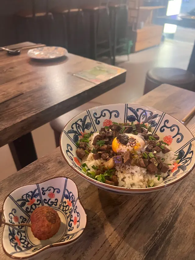 黑松露牛舌滷肉飯