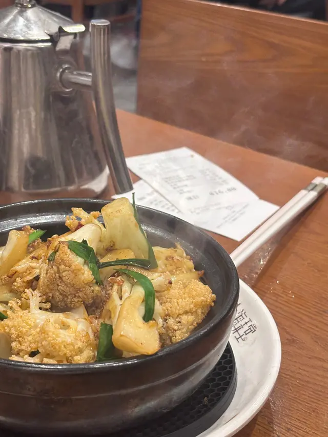 👉 **8/10** 🥦🔥砂鍋上枱仲”滋滋”聲,花菜索晒醬汁,重口味人士最愛🌶️!加埋辣椒蔥段,送啤酒一流🍺