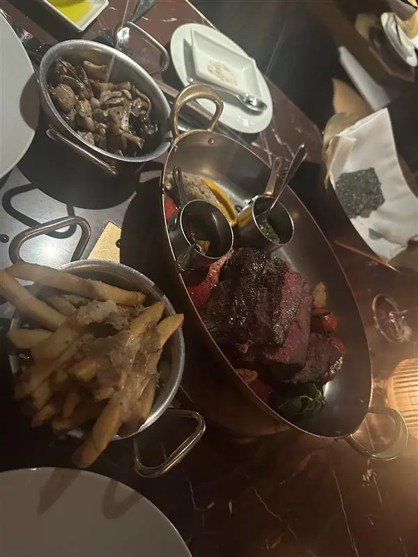 牛味未嚟，先嚟一堆筋，咬極都唔散，好似食緊健身用嘅阻力帶