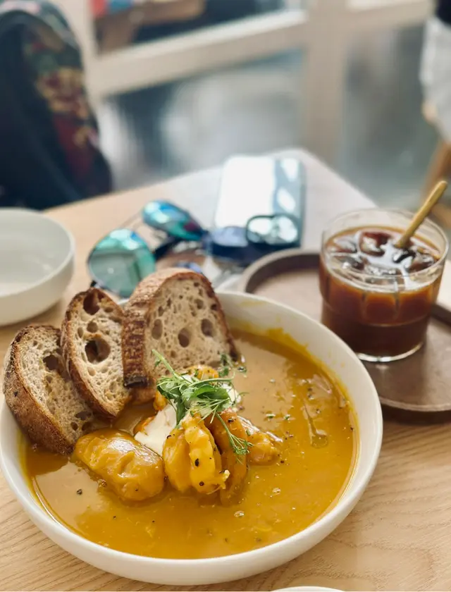 南瓜海鮮濃湯配香烤酸種吐司