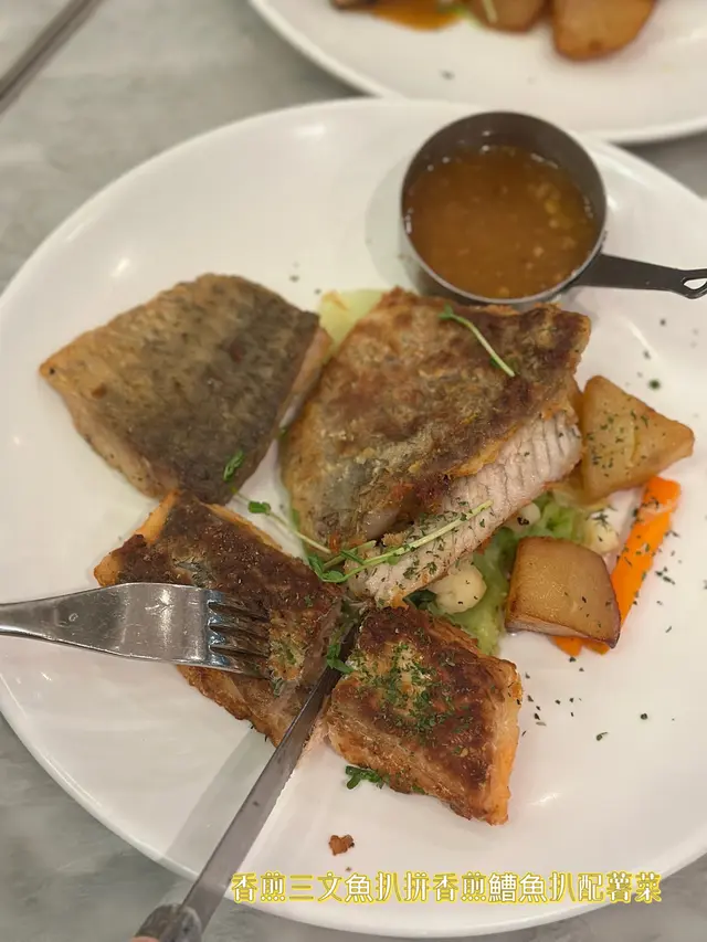 香煎三文魚扒拼香煎鰽魚扒