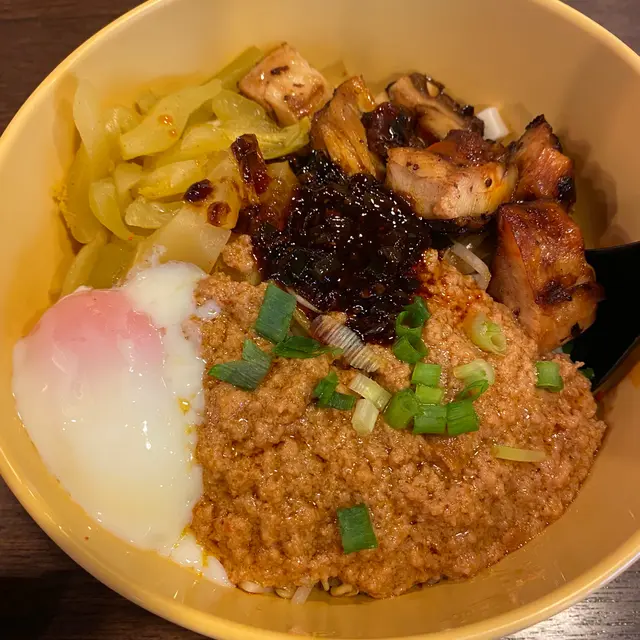 炸醬酸菜烤雞撈寬麵  加  溫泉蛋