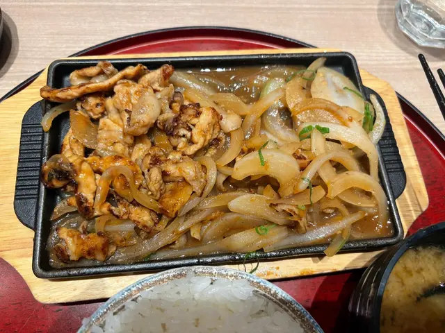 豚肉生薑燒，以生薑為主