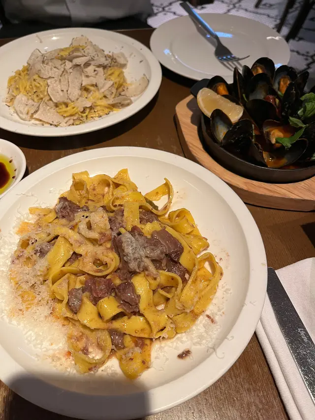 這道吞拿魚牛油果他他新鮮而魚生不腥，已經第二次點👍🏼搭配牛肉寬粉的嚼勁，青口則為整體增添海味，口感滑嫩。
最後的提拉米蘇甜而不膩，味道剛剛好，完美收尾，令人回味無窮♥️
整體環境不錯，有少少氣氛，適合慶祝生日／紀念日✨ 最後還有掃碼付款，非常方便！