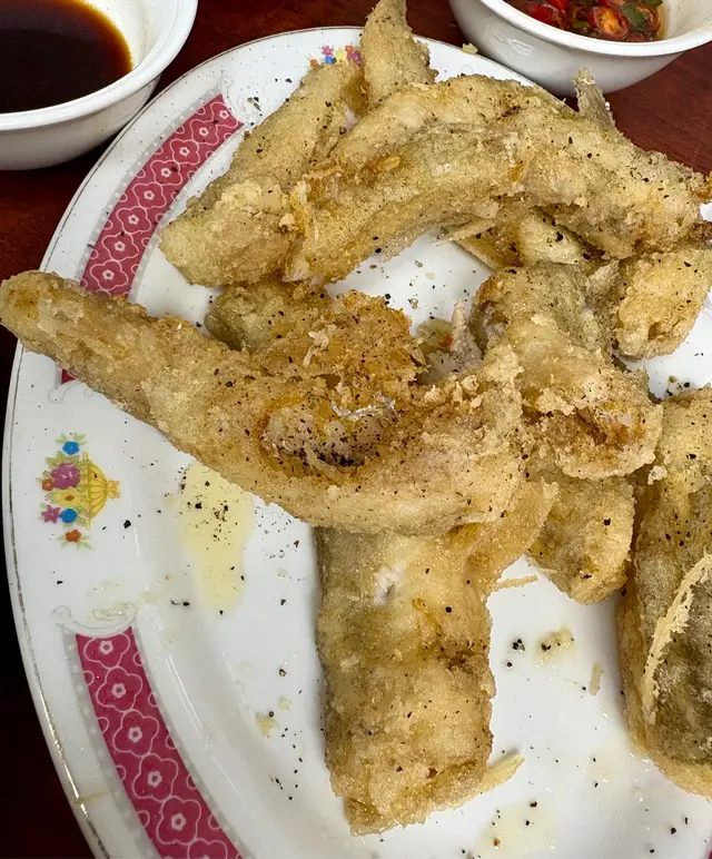 椒鹽九肚魚，炸醬皮薄脆，魚肉嫩滑。