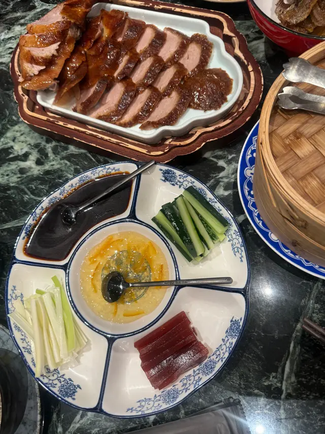 我的朋友很欣賞一條條山楂味嘅配菜，我就鍾意傳統嘅蔥，比較特別嘅就係中間的柚子醬