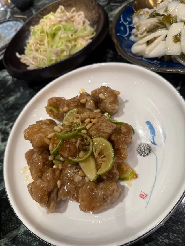 本身有黑醋味選擇，因為黑醋味我覺得好多地方都食到，所以我特別叫咗青檸味，合乎想像嘅味道，啲骨有肉、唔肥，炸得剛剛好，合格滿意👍🏻 