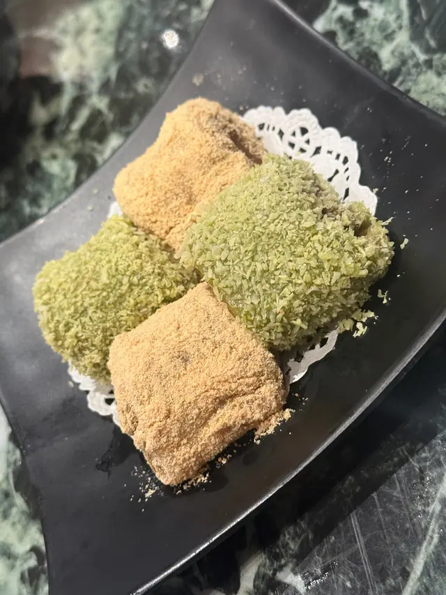 餐牌內甜品嘅第一版，裏面有紅豆外面應該係豆粉同綠茶粉。唔太甜，口感似日式蕨餅，但味道更豐富，因為材料比普通蕨餅多，所以都值得一試。